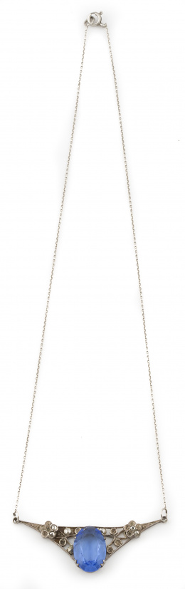 530.  Colgante de bisutería en plata con símil zafiro oval facetado y marcasitas en motivos vegetales.