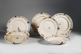 540.  Dos platos de cerámica esmaltada de la serie del ramito.Alcora, h. 1800.