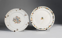 541.  Fuente circular de cerámica esmaltada, de la serie del ramito.Alcora, h. 1800..