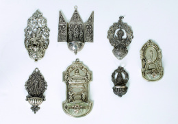 600.  Conjunto de tres benditeras de plata, S. XIX - XX..