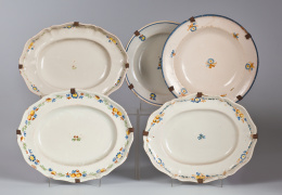 542.  Dos platos de cerámica esmaltada con motivo del ramito.Alcora, h. 1800.