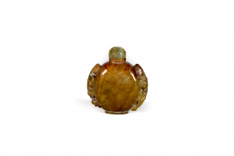 1036.  Snuff-bottle en ágata con decoración tallada en los lados de hojas.China, S. XIX - XX.