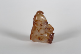 1197.  Snuff-bottle de ágata tallada con decoración de flores y hojas.China, S. XIX - XX.