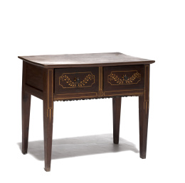 1171.  Escritorio de madera con marquetería en el frente.Trabajo filipino, pp S. XX.