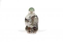 1069.  Snuff-bottle pintado bajo cristal con un paisaje.China, Dinastia Qing, ffs. del S. XIX - pp. del S. XX.