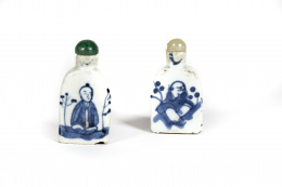 1195.  Dos snuff-bottles de porcelana esmaltada en azul de cobalto con dos personajes.China, S. XIX
