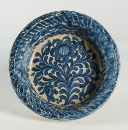 1172.  Lebrillo en cerámica de Fajalauza vidriada en blanco y azul cobalto, con cenefa, decoración vegetal y granada.Granada, ff. S. XIX.
