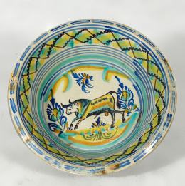 1292.  Lebrillo cerámica de Triana. Campo con figura de toro. Lañado y repintes.Sevilla, S.XIX.