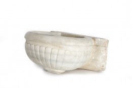 1356.  Pila de agua bendita de mármol con decoración de gallones.Trabajo español, S. XIX.