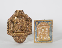 589.  Benditera de cerámica esmaltada de reflejo dorado con Cruz en bulto, rodeada por símbolos de pasión.Manises, S. XIX.