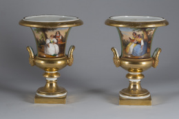 482.  Pareja de ánforas en porcelana esmaltada en verde y dorada, con escenas románticas en cartelas.París, S. XIX