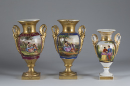 1216.  Pareja de ánforas de porcelana, una esmaltada en azul y otra en granate y oro con reservas decorativas de flores.París, S. XIX..