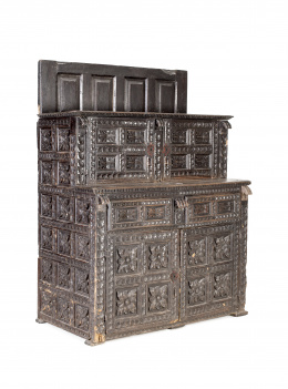 624.  Mueble de sacristía en madera de nogal tallada con decoración de cuarterones.Trabajo castellano, S. XVIII.