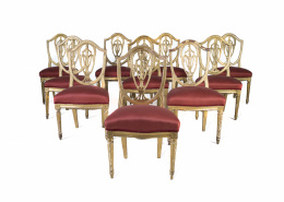 687.  Conjunto de diez sillas Luis XVI en madera dorada con respaldo en forma de lira y asiento tapizado en seda roja.Francia, S. XVIII.