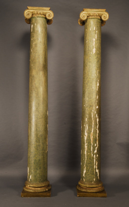 747.  Importante pareja de columnas jónicas Carlos IV en la manera de Villanueva, de excelente proporción y manufactura, con el fuste marmorizado en verde y capitel y basas dorados.Trabajo español, h. 1780.