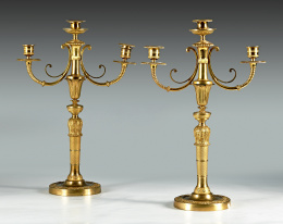 902.  Pareja de candelabros de tres brazos de luz de bronce dorado.Trabajo francés, primera mitad del S. XIX..