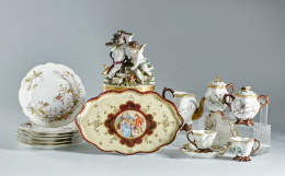 1131.  Juego de seis platos de porcelana pintada y dorada decorados con un ramillete.Limoges, h. 1900..