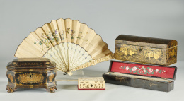 395.  Caja de madera lacada y dorada con escenas cortesanas en cartelas.Trabajo chino para la exportación, h. 1850.