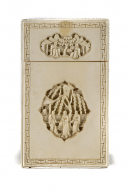 947.  Tarjetero en marfil tallado con decoración tallada en cartelas.China, S. XIX.