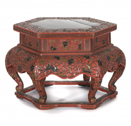 1030.  Base hexagonal en madera tallada y lacada con profusa decoración vegetal.China, ff. S. XIX