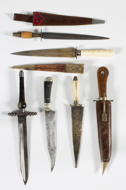 959.  Dos cuchillos con mango de hueso y vaina de madera.Albacete, s.XX..