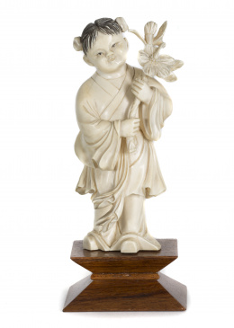 614.  “Niña con flores”, escultura en marfil tallado y entintado.China, época de la república, S. XX
