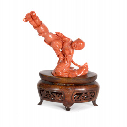 1319.  “Niños jugando”. Escultura en coral rojo tallado.China primer tercio S. XX.