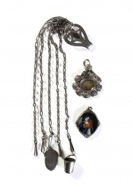 958.  Dos medallas devocionales, una pintada bajo cristal y otra con un grabado coloreado, ambas con marcos de plata uno de filigrana con flores.España, s. XVIII.