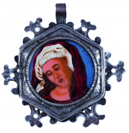 398.  Medalla devocional-viático? con tapa de plata y esmalte, marco de plata con tornapuntas en “c”.Trabajo español, S. XVII - XVIII.