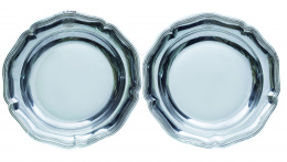 1026.  Pareja de fuentes blasonadas, de contorno de plata en su color, con marcas.París, 1777 - 1778..