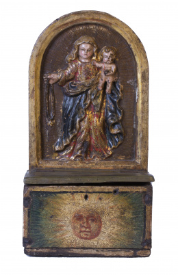 1001.  Limosnero de madera tallada, policromada y dorada, Con la Virgen del Rosario.Trabajo español, S. XVIII.