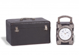 1197.  W. Thornhill & Co*, London.Reloj de viaje en piel con aplicaciones de plata, pp. el S, XIX