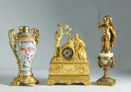 566.  Jarrón transformado en quinqué de porcelana esmaltada de “familia rosa” y montado en bronce dorado. Trabajo cantonés, S. XIX.