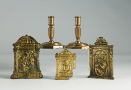 603.  Pareja de candeleros de bronce octogonal, S XVII- XVIII.