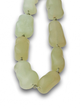 582.  Collar s XIX de piezas irregulares de jade de tamaño creciente hacia el centro.