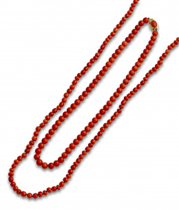 692.  Collar de coral mediterráneo con cuentas cilíndricas de 6 mm aprox.
