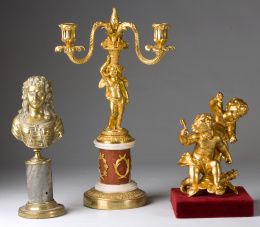 1175.  Candelabro Napoleón III de tres luces en bronce dorado con base en mármol rojo y blanco.Trabajo francés, segunda mitad S. XIX.