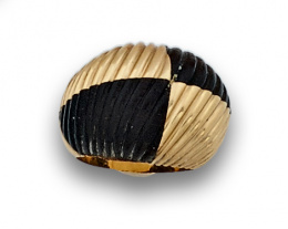 57.  Sortija con frente elevado en diseño de damero que combina oro y ónix gallonado.