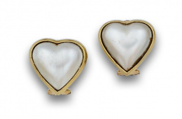 56.  Pendientes con perlas en forma de corazón en marco de oro de 18K.