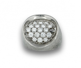 71.  Sortija años con óvalo de pavé de brillantes en oro blanco matizado de 18K