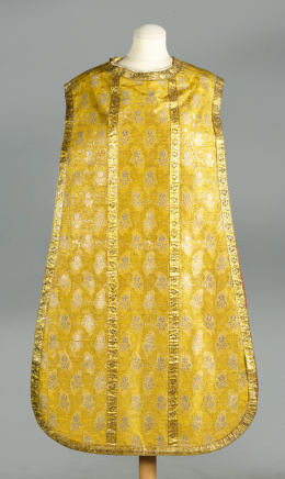 975.  Casulla, dos estolas y corporal de seda amarilla bordada con flores en hilos plateados y galones aplicados y un cíngulo.Quizás Valencia, S. XIX.