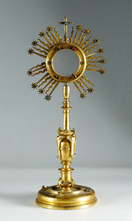 323.  Ostensorio o Custodia de sol, manierista de bronce sobredorado, con decoración picada de lustre, con sobrepuestos en vidrio.Taller español, primer tercio S. XVII.