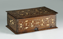 926.  Arqueta  en madera de nogal, con taracea de boj y hueso.Trabajo aragonés S. XVII.