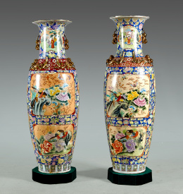 1097.  Pareja de jarrones en porcelana esmaltada de la “Familia Rosa” con decoración floral.Cantón pp. S. XX