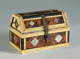 506.  Arqueta con cubierta de artesa en ébano, carey, con molduras de marfil y decoración en nacar.Trabajo veneciano, S. XVI-XVII.