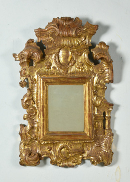 1158.  Espejo rococó en madera tallada, estucada y dorada.Trabajo español, segunda mitad S. XVIII.