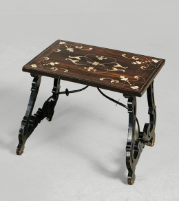 1160.  Mesa con patas de lira en madera ebonizada y fiadores de hierro, con tapa en madera de palosanto y marquetería de hueso.Trabajo mallorquín, ff. S. XIX - pp. S. XX.