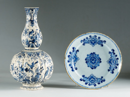 446.  Plato en loza esmaltada de Delft en azul cobalto y blanco con decoración floral.Trabajo holandés, S. XVIII.