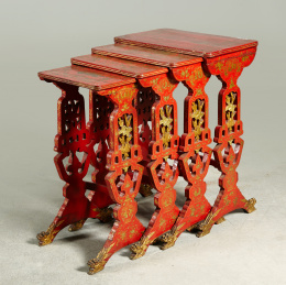 1090.  Juego de cuatro mesas nido en madera lacada en rojo con decoración dorada de motivos chinescos.Trabajo inglés ff. S. XIX - pp. S. XX.