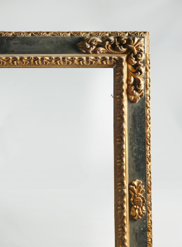 1241.  Marco en madera de pino, lacado en negro con molduras y adornos en estuco dorado.S. XIX.
